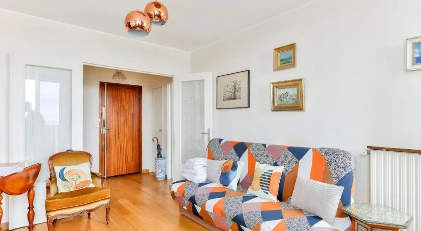 1BR Flat view on Eiffel Tower and Sacré-Coeur - Image 1