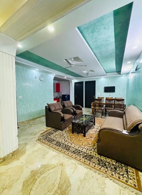Spacious 4 BR near
Metro station - Image 1