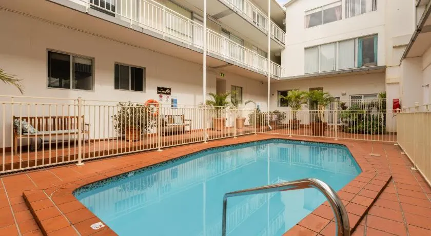 Cozy Open-Plan Studio With Pool Access Near Wharf - Image 1