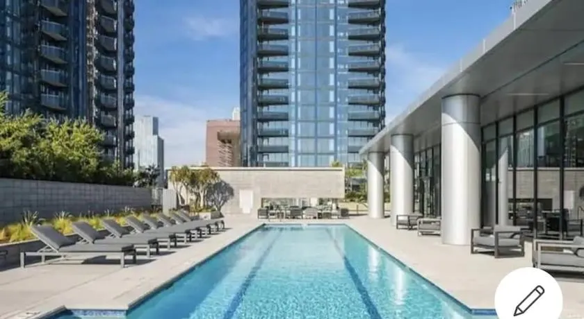 Comfy Apt with pool & hot tub in downtown LA 658 - Image 1