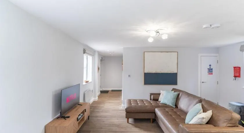Redwood Escape Stylish New Forest Stay Sleeps 4 Near Paultons Park - Image 1
