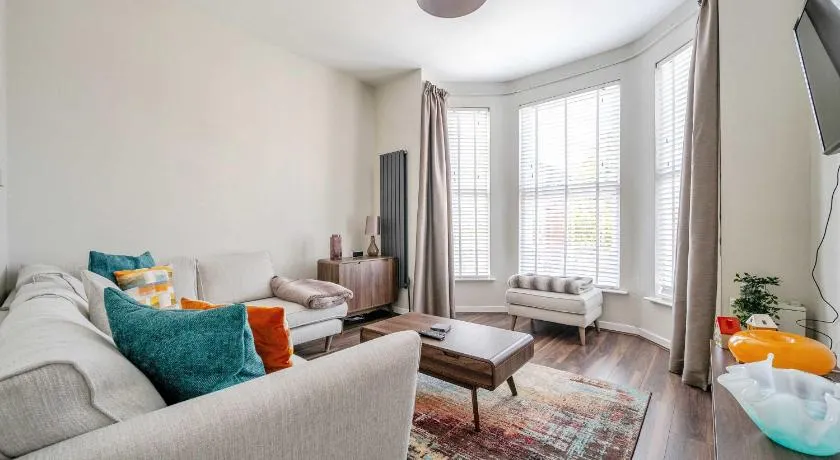 Cosy Apartment in Stunning Didsbury - Image 1