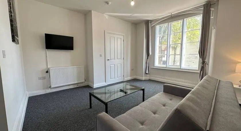 1 Bed Central Newark Flat 1st Floor - Image 1