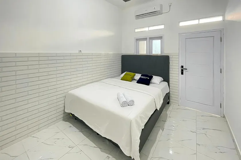 Urbanview Syariah Sasarengan Inn near RSUD Waled Cirebon - Image 1