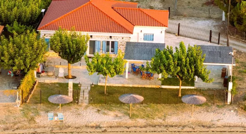 Bluevera sandy beachfront villa-Aidipsos bay - Image 1