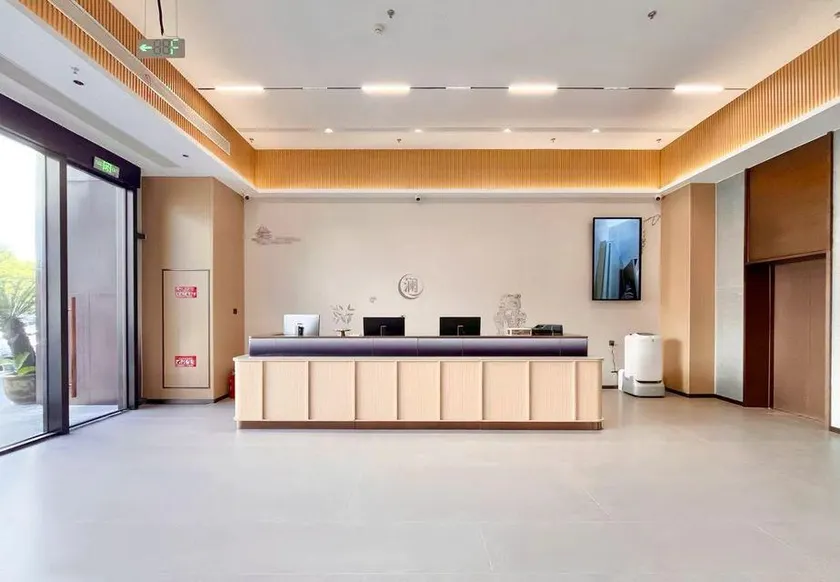 Lanting Holiday Hotel - Image 1