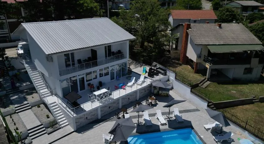 Aqualux Luxury - Image 1