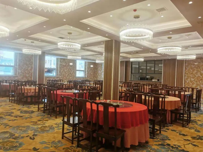 Xinji Holiday Hotel - Image 1