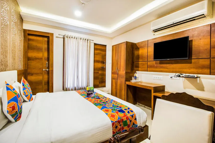 HOTEL DAMANIS - Image 1
