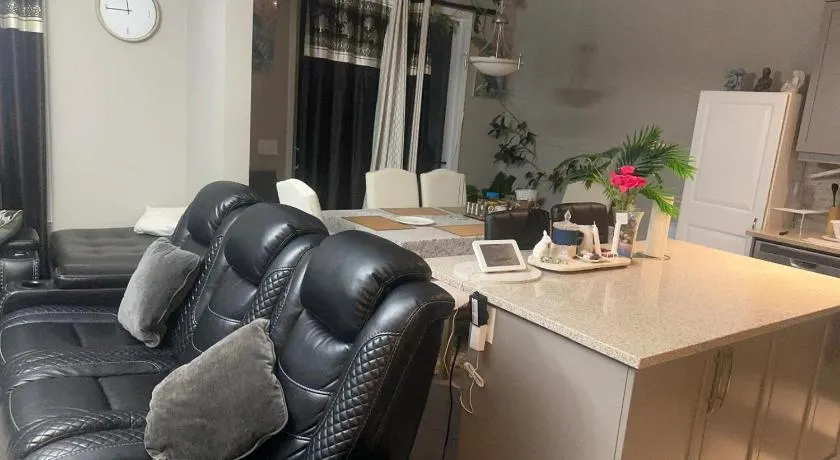 Spacious Bedroom-Near Airport YYC - Image 1