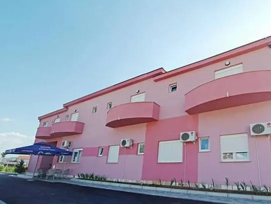 Motel Aura - Image 1
