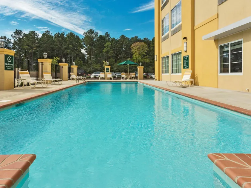 La Quinta Inn & Suites by Wyndham Starkville at MSU - Image 1
