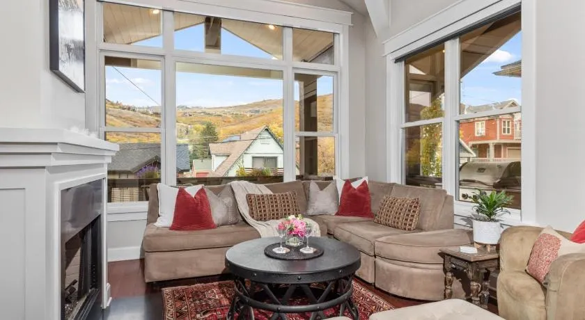 KBM Resorts Luxurious Private Home Easy Walk to Old Town with 2 Family Rooms and BBQ PWS-957 - Image 1