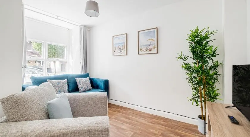 Modern & comfortable 4 bed house - Image 1