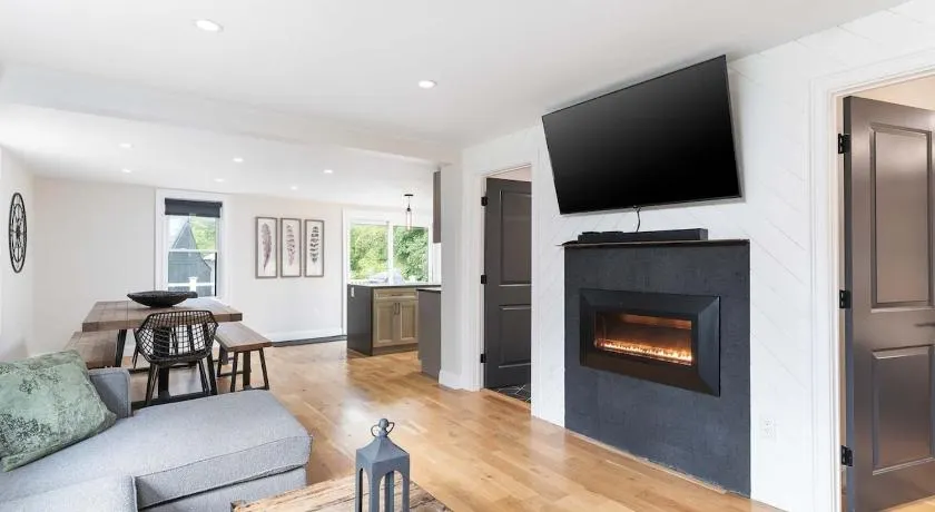All New Retreat Walk to Village, Fire Pit, WiFi - Image 1