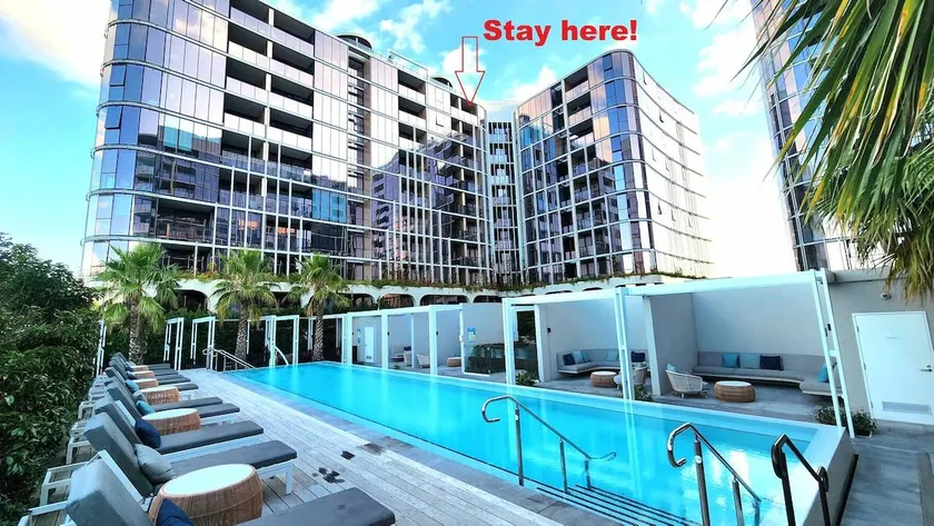 Resort-style Exec 1 Bed with study in Port Melbourne - Image 1