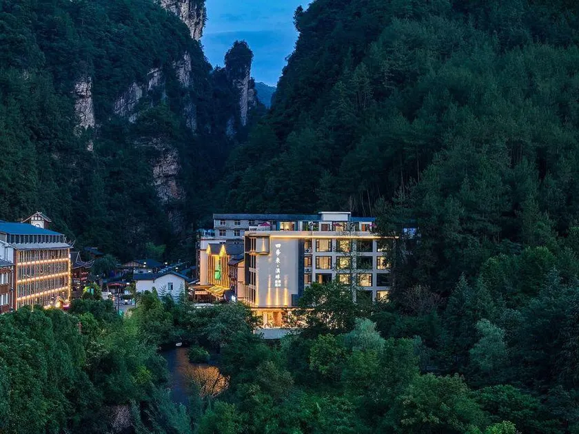 Zhangjiajie Four Seasons Lai · Riverside Resort Hotel (Baofeng Lake Scenic Area) - Image 1