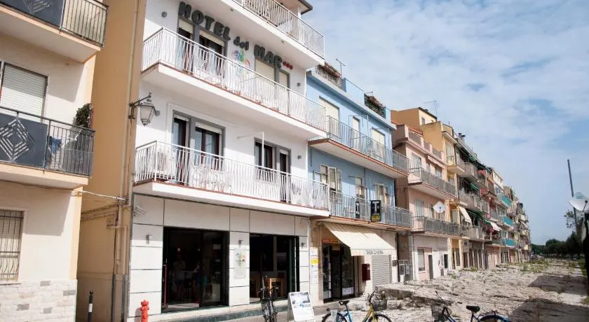 Hotel del Mar - Image 1