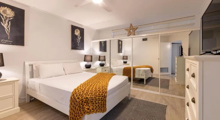 Waterline Direct Poolside Apartment - Image 1