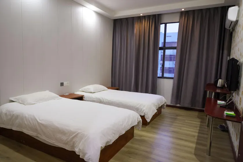 Qunhui Hotel - Image 1