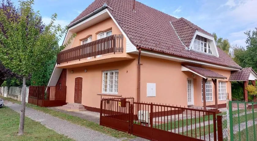 Holiday House Retro - Image 1
