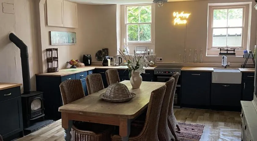 Stunning 2-bedroomed Cottage - Image 1