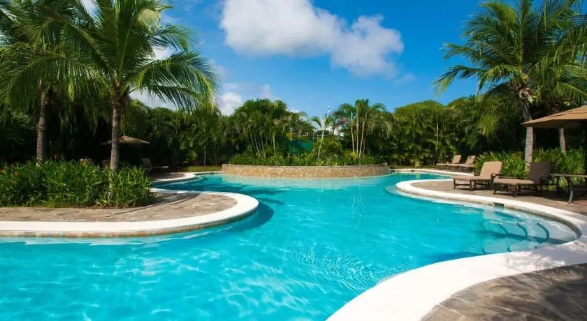 3rd-floor space with modern décor recently renovated viewing over pool in Coco - Image 1