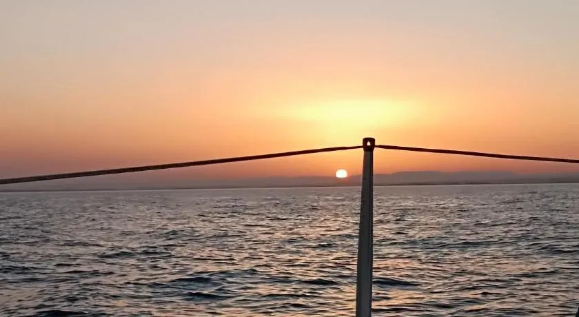 Nuit Insolite à bord d'un Voilier Sète Vieux Port - Image 1