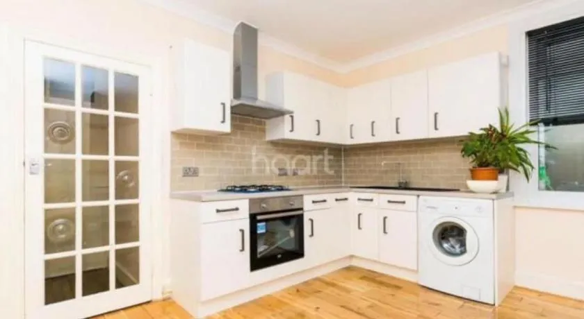 1 bedroom ground floor flat with garden - Image 1