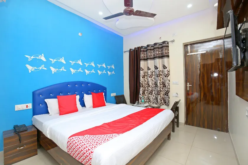 OYO 16975 Hotel Golden View - Image 1