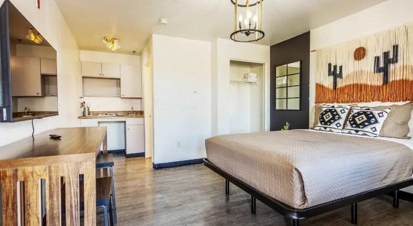 The Tolleson Suites - Modern I-10 Access - Image 1