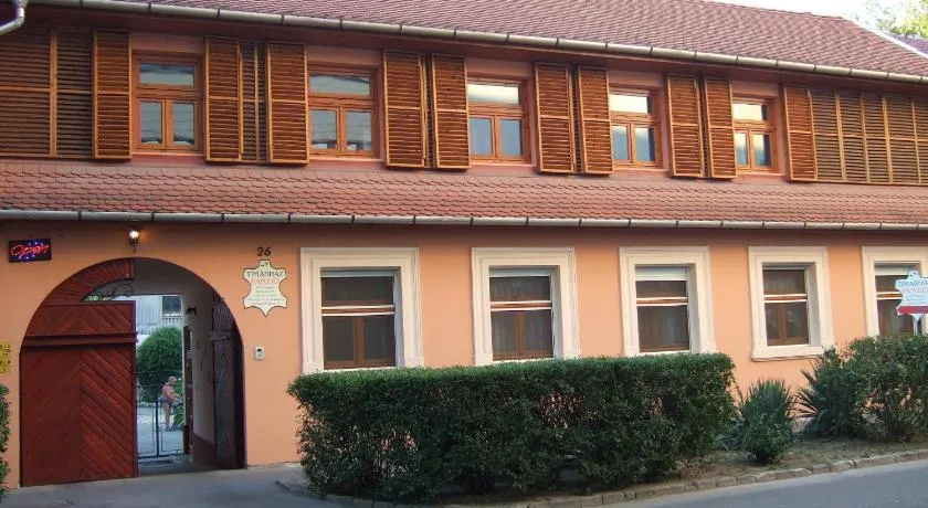 Tímárház Magánszálláshely - Image 1