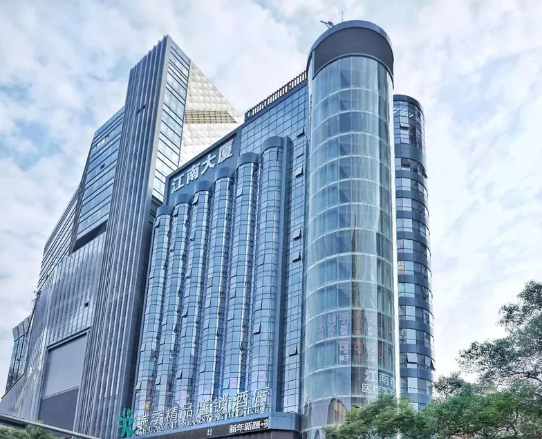 Atour X Hotel Shenzhen Luohu Dongmen Pedestrian Street - Image 1