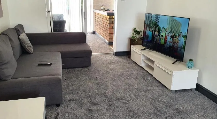 Green Haven Villa - 4BR Spacious House with Hot tub, Ample Parking, Air Condition, WIFI, Netflix, Patio & Garden - Image 1