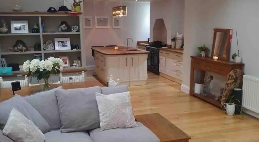 Spacious 3-Bed Home in York Free Parking Sleeps 5 - Image 1