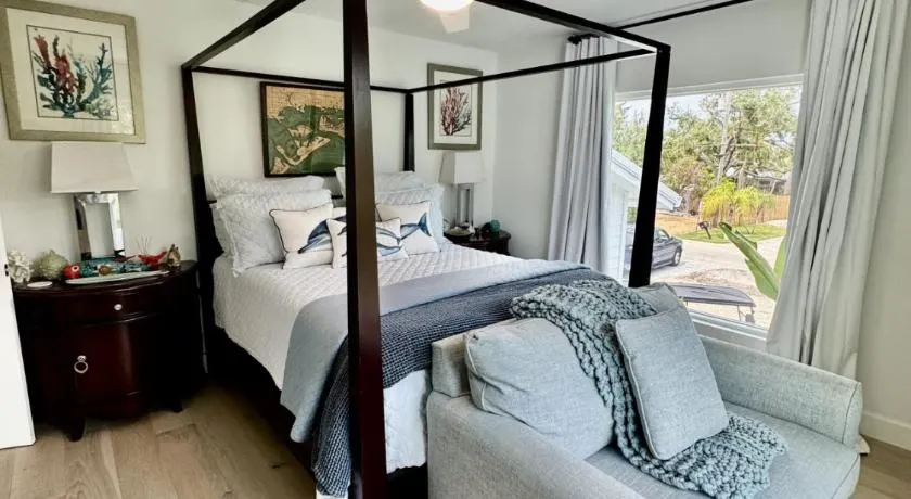 Walk to Siesta Key Beach - Family & Pet Friendly - Private Saltwater Pool - Fenced Yard -Gourmet WOLF Subzero Kitchen -Garage -Close to Restaurants Shops-Aylees Private Beach House - Image 1