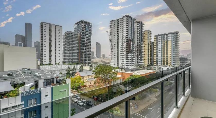 South Brisbane 1 bedroom apartment with Pool - Image 1