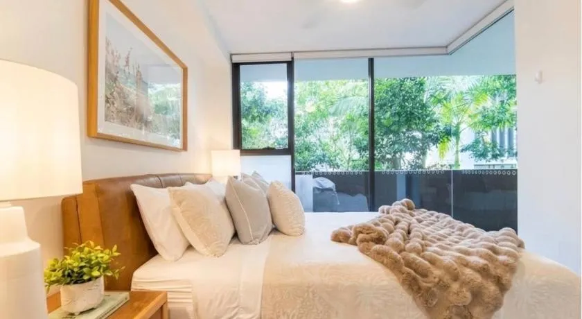 Luxe Retreat - Airport 13 mins, Free Parking, Train, Bus, Shops & Parks Nearby - Image 1