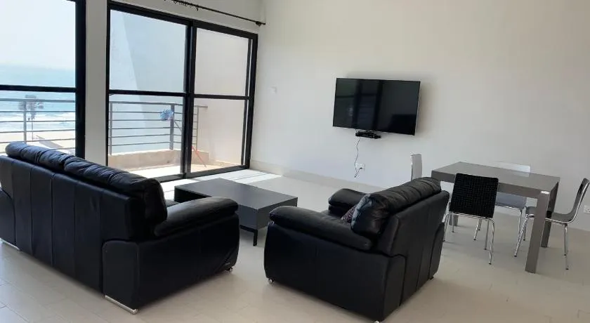 WATERFRONT FLAT - Image 1