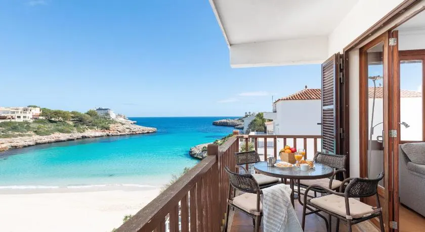Apartamento Corb Marí 2 Exclusivo apartamento frente al mar con impresionantes vistas a la playa de Cala Marçal - Image 1