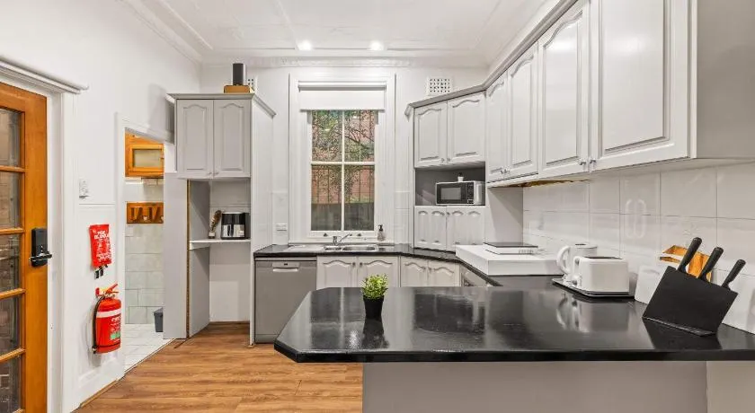 Kensington Double Room - Central & Affordable - Shared Bathroom & Kitchen - Image 1