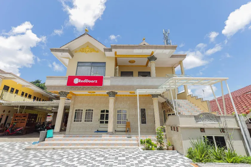 RedDoorz Plus @ Villa Bontes Batu - Image 1