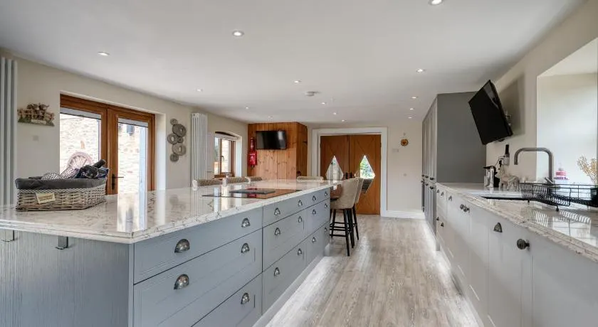 Luxury Home, The Residence Sleeps 10, 2 Hot Tubs & Scenic Views near Durham & Bishop Auckland - Image 1
