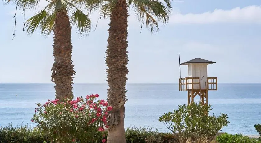 Seafront Garden and Sea views - Image 1