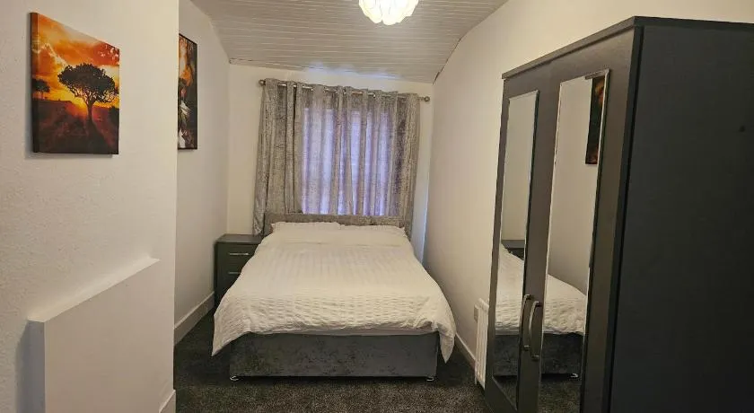 Liverpool Haven, Stylish and Spacious 3-Bedroom Apartment with City Access - Image 1