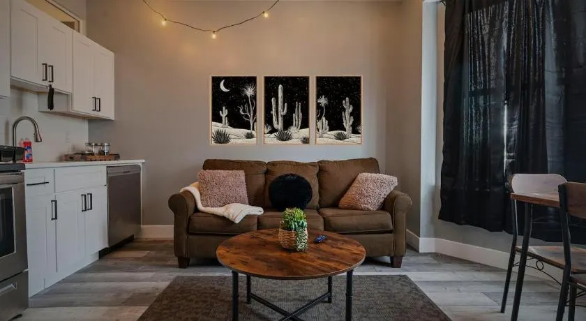 Cozy West Philly 1BR with Fireplace & Vinyl Free Parking - Image 1