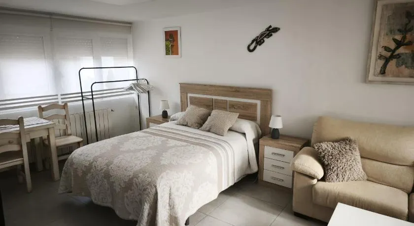 Suite privada con terraza y parking - Image 1