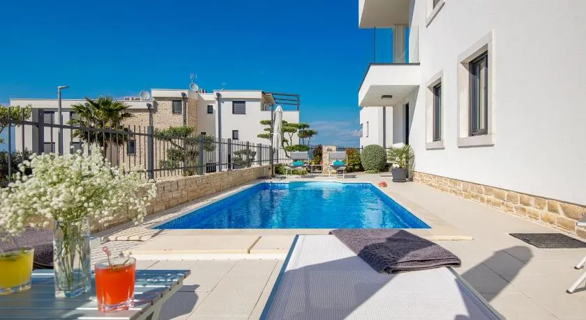 Luxury apartment Hyperion with private pool and garden - Image 1
