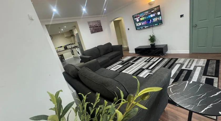 A cozy and spacious apartment - Image 1