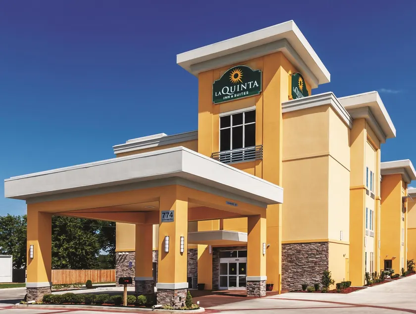 Comfort Inn & Suites - Image 1